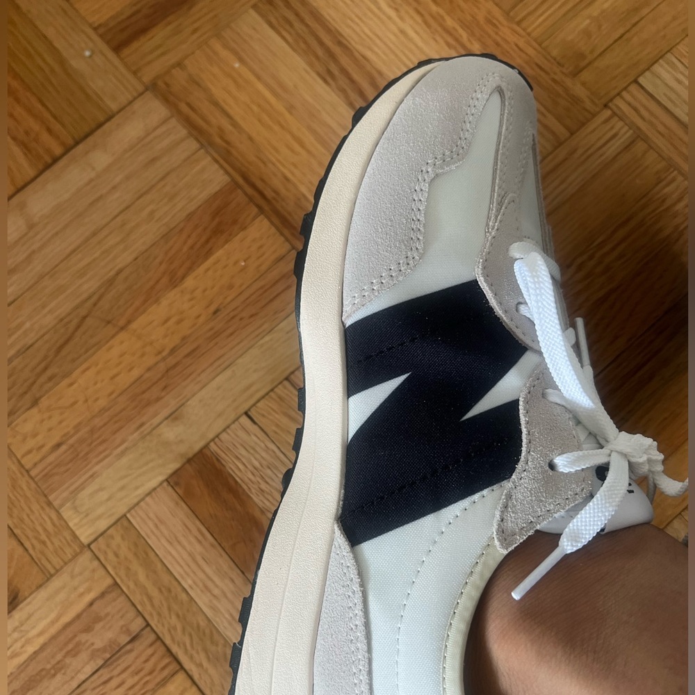 NWT New Balance 327 in White/Black (RARE) | Trendy Running/Walking Shoes 👟 - Picture 6 of 11